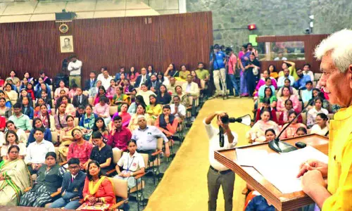 LG ने शिक्षा प्रणाली में बदलाव के लिए शिक्षकों से आह्वान किया