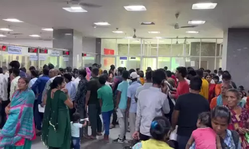 Ghaziabad: सरकारी अस्पतालों में मरीजों की भारी भीड़