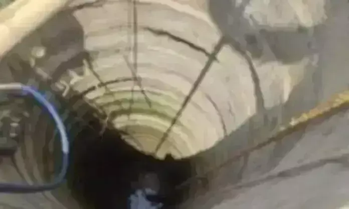 Damoh: गहरे कुएं में डूबा युवक, रेस्क्यू जारी Damoh: गहरे कुएं में डूबा युवक, रेस्क्यू जारी