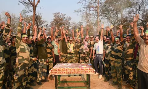 नक्सलियों के साथ लड़ाई के बीच खुशियों के रंग बिखेरते हमारे जांबाज!