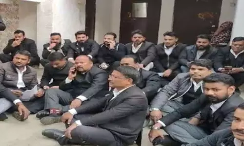 Lucknow: विभूतिखंड थाने में वकीलों और पुलिस के बीच जमकर हंगामा हुआ Lucknow: विभूतिखंड थाने में वकीलों और पुलिस के बीच जमकर हंगामा हुआ
