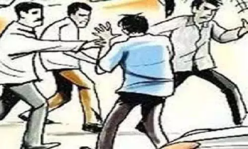 Shahjahanpur: दो पक्षों में विवाद चले ईंट-पत्थर और लाठी डंडे, दर्जन घायल Shahjahanpur: दो पक्षों में विवाद चले ईंट-पत्थर और लाठी डंडे, दर्जन घायल