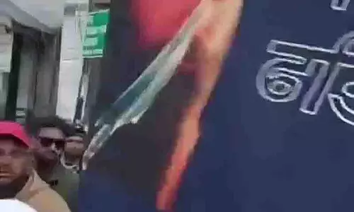 Manali में खालिस्तानी झंडा फहराने वाले पंजाब के बाइक सवार को स्थानीय लोगों ने फटकार लगाई