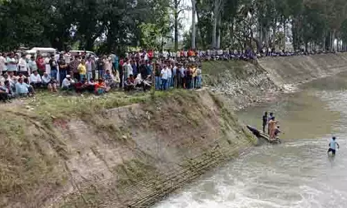 पश्चिमी यमुना नहर में गिरी SUV, दो की मौत पश्चिमी यमुना नहर में गिरी SUV, दो की मौत