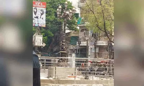 Charkandil जंक्शन को नए लालटेन-प्रेरित लैंप पोस्ट के साथ नया रूप दिया गया Charkandil जंक्शन को नए लालटेन-प्रेरित लैंप पोस्ट के साथ नया रूप दिया गया
