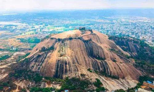 Hyderabad से सिर्फ 50 किमी दूर तेलंगाना के सबसे ऊंचे किले की सैर Hyderabad से सिर्फ 50 किमी दूर तेलंगाना के सबसे ऊंचे किले की सैर