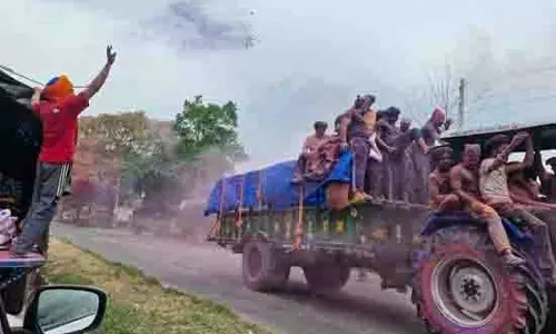 Anandpur साहिब में होला मोहल्ला मनाने के लिए युवा एक साथ आए
