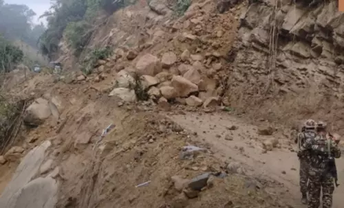 Manipur: भूस्खलन से एनएच-37 अवरुद्ध, 200 से अधिक वाहन फंसे