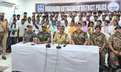 माओवादियों ने Kothagudem पुलिस के समक्ष आत्मसमर्पण किया
