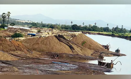 Mayurbhanj में तहसीलदार द्वारा अवैध रूप से भंडारित रेत जब्त कर नीलाम की गई