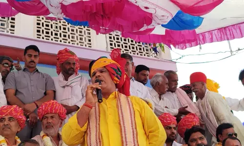 Jaipur: गृह राज्य मंत्री, दौसा के पावटा गांव में धूमधाम से खेली गई डोलची होली Jaipur: गृह राज्य मंत्री, दौसा के पावटा गांव में धूमधाम से खेली गई डोलची होली