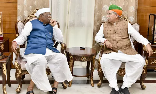 Jaipur : राज्यपाल बागडे से केंद्रीय विधि एवं न्याय मंत्री मेघवाल ने की शिष्टाचार भेंट Jaipur : राज्यपाल बागडे से केंद्रीय विधि एवं न्याय मंत्री मेघवाल ने की शिष्टाचार भेंट