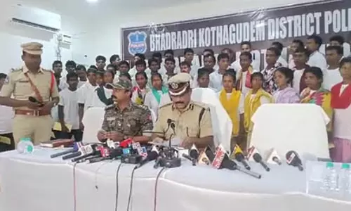 Bhadradri Kothagudem में 60 माओवादियों ने पुलिस के सामने आत्मसमर्पण कर दिया Bhadradri Kothagudem में 60 माओवादियों ने पुलिस के सामने आत्मसमर्पण कर दिया