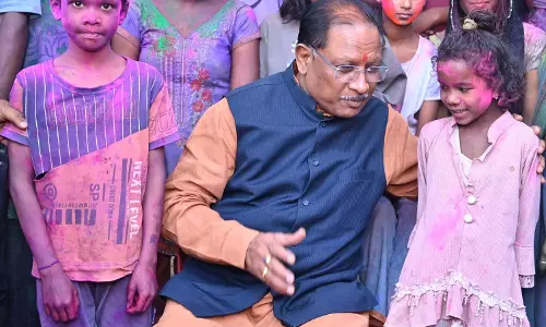 बगिया में बच्चों संग CM साय ने मनाई रंगों की होली