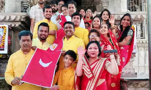 समदानी परिवार ने चारभुजानाथ मंदिर में वैदिक मंत्रोच्चार, दुग्धाभिषेक के बाद चढ़ाई ध्वजा