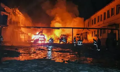 रूस और यूक्रेन ने प्रस्तावित 30 दिवसीय युद्धविराम वार्ता के बीच हवाई हमले किए रूस और यूक्रेन ने प्रस्तावित 30 दिवसीय युद्धविराम वार्ता के बीच हवाई हमले किए