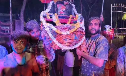 श्मशान में आधी रात चिता की राख से खेली होली