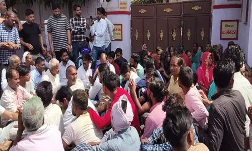 मुरैना में शव मिलने से भड़के लोग, कलेक्टर के बंगले पर बैठे, FIR की मांग