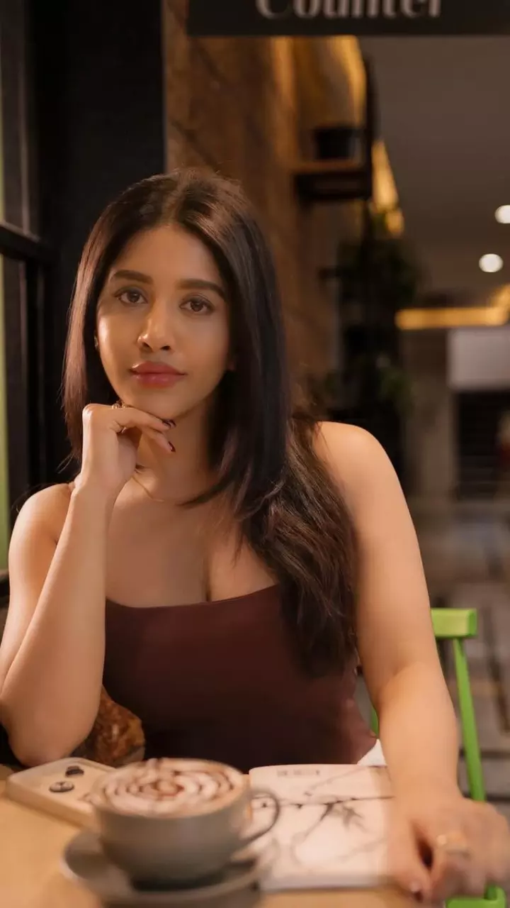 नाभा नतेश का सिजलिंग लुक