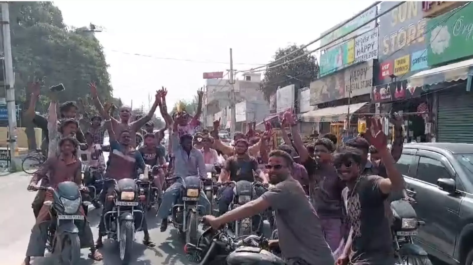 Jalandhar : हुड़दंग मचा रहे युवकों पर पुलिस की कार्रवाई, जमकर हंगामा Jalandhar : हुड़दंग मचा रहे युवकों पर पुलिस की कार्रवाई, जमकर हंगामा