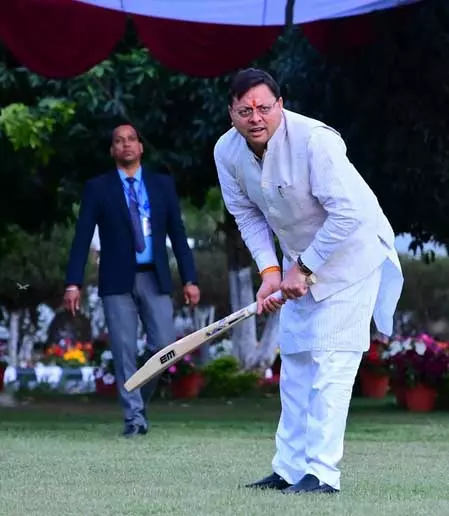 सीएम धामी ने बेटे के साथ खेला क्रिकेट, लगाए चौके-छक्के सीएम धामी ने बेटे के साथ खेला क्रिकेट, लगाए चौके-छक्के