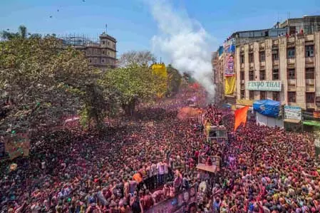 मध्य प्रदेश के इंदौर में रंगपंचमी पर निकलने वाली गेर की तैयारी जोरों पर मध्य प्रदेश के इंदौर में रंगपंचमी पर निकलने वाली गेर की तैयारी जोरों पर