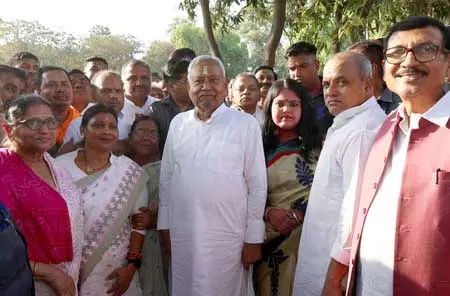 नीतीश ने आवास पर आम लोगों के साथ मनाई होली, सांसद संजय झा ने कहा - कुछ लोग बिहार को बदनाम कर रहे हैं नीतीश ने आवास पर आम लोगों के साथ मनाई होली, सांसद संजय झा ने कहा - कुछ लोग बिहार को बदनाम कर रहे हैं