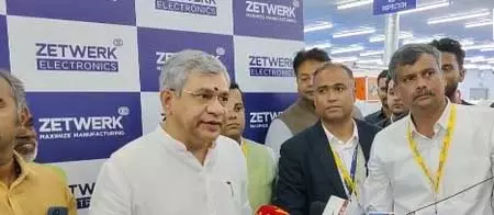 पीएम मोदी के नेतृत्व में इलेक्ट्रॉनिक्स विनिर्माण के विकास पर हमें गर्व : अश्विनी वैष्णव पीएम मोदी के नेतृत्व में इलेक्ट्रॉनिक्स विनिर्माण के विकास पर हमें गर्व : अश्विनी वैष्णव
