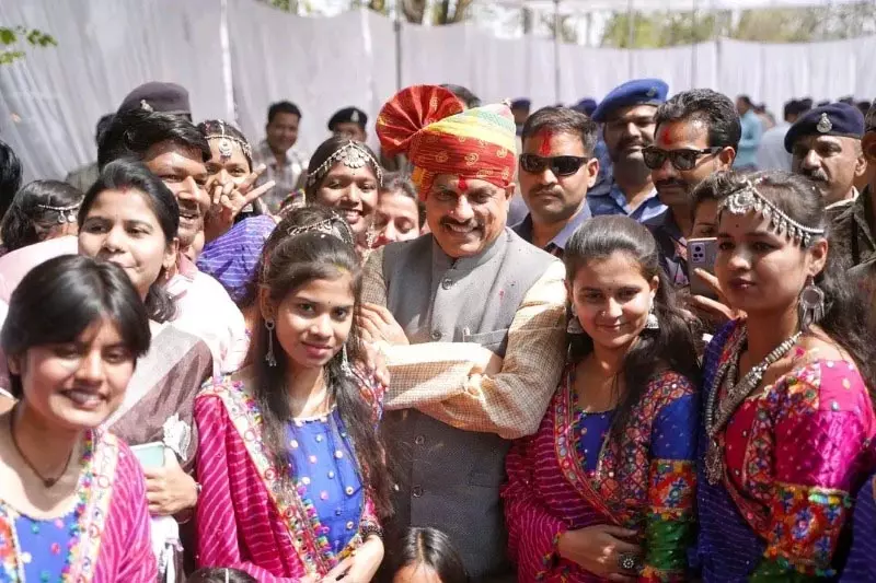 Ujjain : पुलिस लाइन में आयोजित होली मिलन समारोह में शामिल हुए सीएम मोहन, पुलिसकर्मियों को मिठाई खिलाकर दी शुभकामनाएं Ujjain : पुलिस लाइन में आयोजित होली मिलन समारोह में शामिल हुए सीएम मोहन, पुलिसकर्मियों को मिठाई खिलाकर दी शुभकामनाएं
