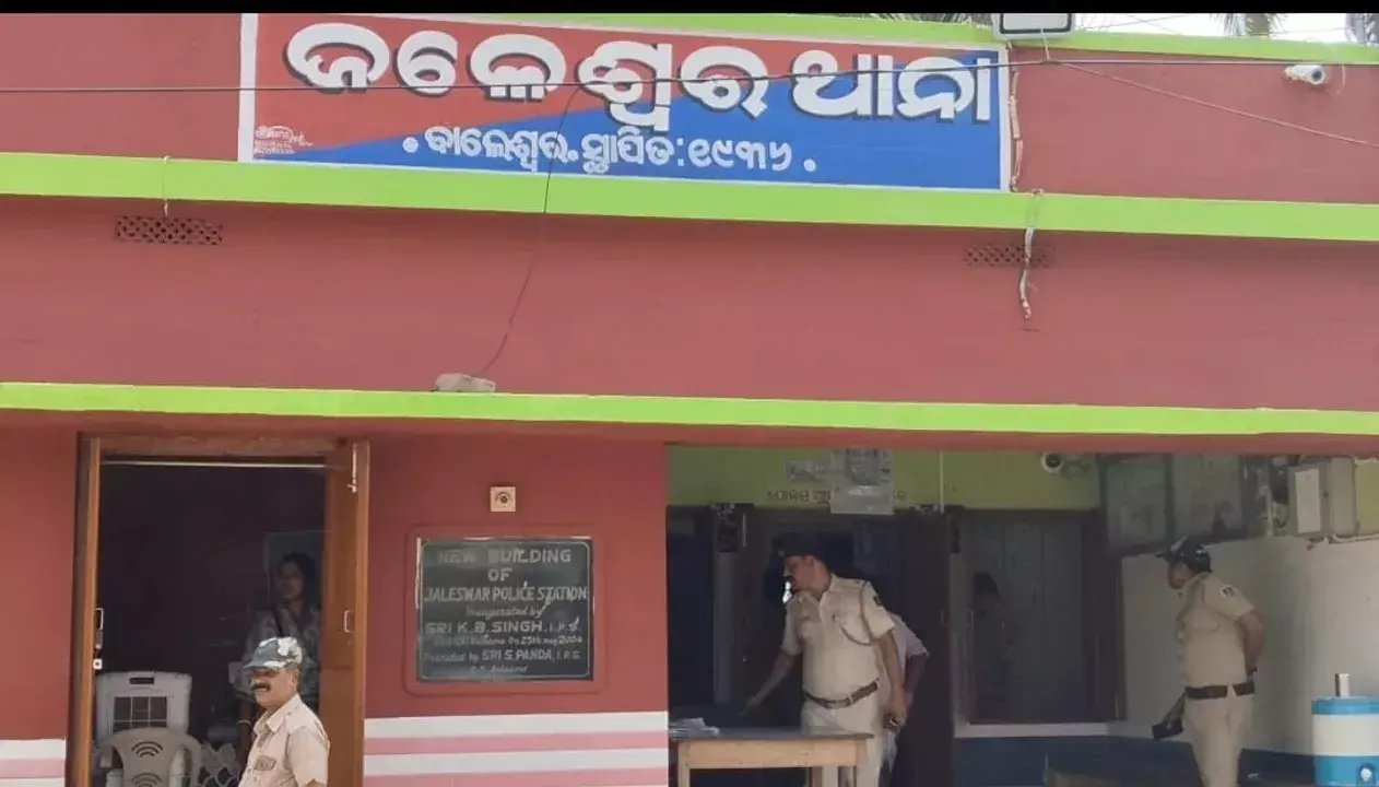 Odisha: नवविवाहिता महिला के साथ उसके पड़ोसी ने कथित तौर पर बलात्कार किया Odisha: नवविवाहिता महिला के साथ उसके पड़ोसी ने कथित तौर पर बलात्कार किया