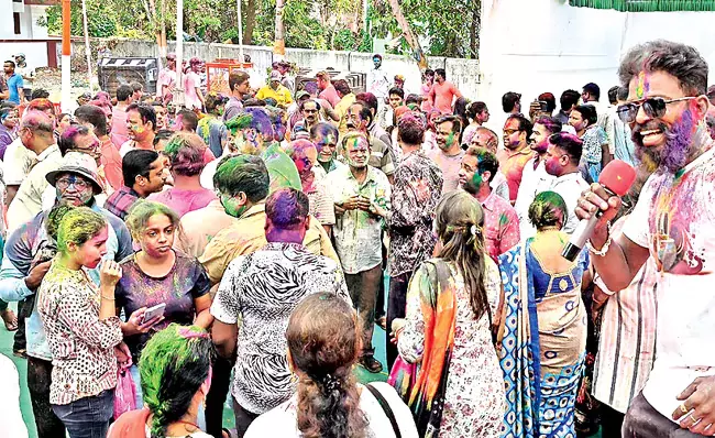 Odisha: राजनीतिक दलों, विभिन्न संगठनों व लोगों ने रंगों का त्योहार होली हर्षोल्लास के साथ मनाया Odisha: राजनीतिक दलों, विभिन्न संगठनों व लोगों ने रंगों का त्योहार होली हर्षोल्लास के साथ मनाया