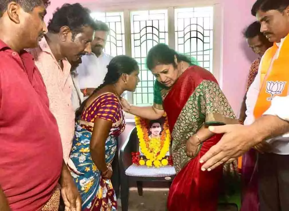 AP: पुरंदेश्वरी ने 5 परिवारों को 50,000 रुपये वितरित किए AP: पुरंदेश्वरी ने 5 परिवारों को 50,000 रुपये वितरित किए