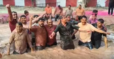संभल सीओ अनुज चौधरी ने खेली होली, जमकर किया डांस संभल सीओ अनुज चौधरी ने खेली होली, जमकर किया डांस