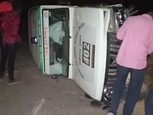 महतारी एक्सप्रेस पलटने से चालक घायल, कंधे की हड्डी टूटी महतारी एक्सप्रेस पलटने से चालक घायल, कंधे की हड्डी टूटी