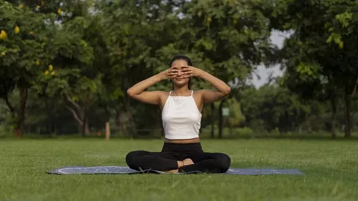 BP Pranayama: क्या आपको हाई ब्लड प्रेशर की वजह से घबराहट हो रही है? घर पर ये प्राणायाम करने से आपको राहत मिलेगी BP Pranayama: क्या आपको हाई ब्लड प्रेशर की वजह से घबराहट हो रही है? घर पर ये प्राणायाम करने से आपको राहत मिलेगी