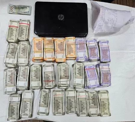ड्रग नेटवर्क का भंडाफोड़, 17.60 लाख की नकदी के साथ दो आरोपी गिरफ्तार ड्रग नेटवर्क का भंडाफोड़, 17.60 लाख की नकदी के साथ दो आरोपी गिरफ्तार