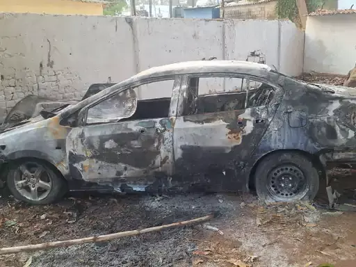कार में आगजनी कर शिक्षक से लिया बदला, बदमाश के खिलाफ FIR कार में आगजनी कर शिक्षक से लिया बदला, बदमाश के खिलाफ FIR