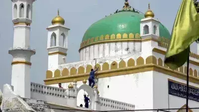 Sambhal जामा मस्जिद की रंगाई-पुताई शुरू Sambhal जामा मस्जिद की रंगाई-पुताई शुरू
