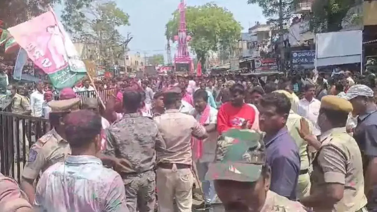 कोमला जतारा समारोह के दौरान कांग्रेस, BRS में झड़प कोमला जतारा समारोह के दौरान कांग्रेस, BRS में झड़प