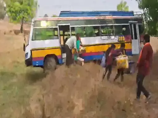 कोरबा में बस हादसा, अनियंत्रित होकर खेत में दौड़ी कोरबा में बस हादसा, अनियंत्रित होकर खेत में दौड़ी