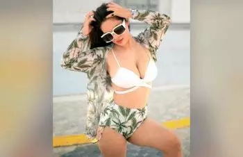 Neha मलिक ने बीच सड़क दिखाया अपनी स्टाइलिश अदाओं का जलवा Neha मलिक ने बीच सड़क दिखाया अपनी स्टाइलिश अदाओं का जलवा