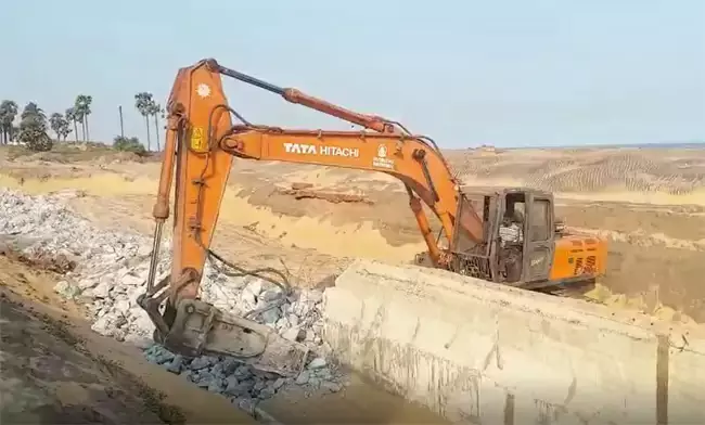Andhra: विजयसाई रेड्डी की बेटी के कब्जे वाली जमीन पर कंक्रीट के ढांचे हटाए गए Andhra: विजयसाई रेड्डी की बेटी के कब्जे वाली जमीन पर कंक्रीट के ढांचे हटाए गए