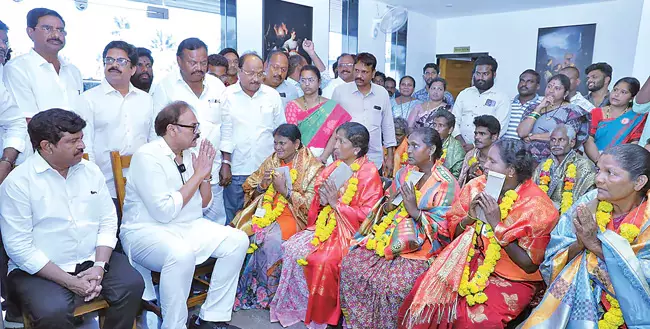 Andhra: जनसेना ने सफाई कर्मचारियों को किया सम्मानित Andhra: जनसेना ने सफाई कर्मचारियों को किया सम्मानित