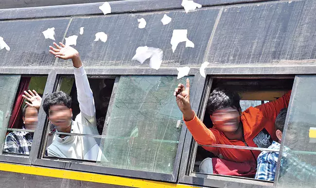 Andhra: छात्र बसों में यात्रा करते समय किताबें फाड़कर सड़कों पर फेंकते दिखे Andhra: छात्र बसों में यात्रा करते समय किताबें फाड़कर सड़कों पर फेंकते दिखे