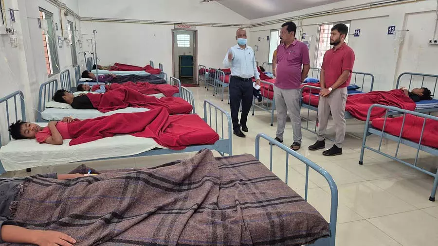 Mandya में छात्रावास में खाना खाने से एक छात्र की मौत, 29 बीमार Mandya में छात्रावास में खाना खाने से एक छात्र की मौत, 29 बीमार