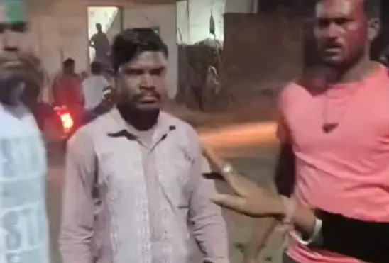 हारे नेता ने जीते पार्षद का पोस्टर फड़वाया, मारपीट भी किए हारे नेता ने जीते पार्षद का पोस्टर फड़वाया, मारपीट भी किए