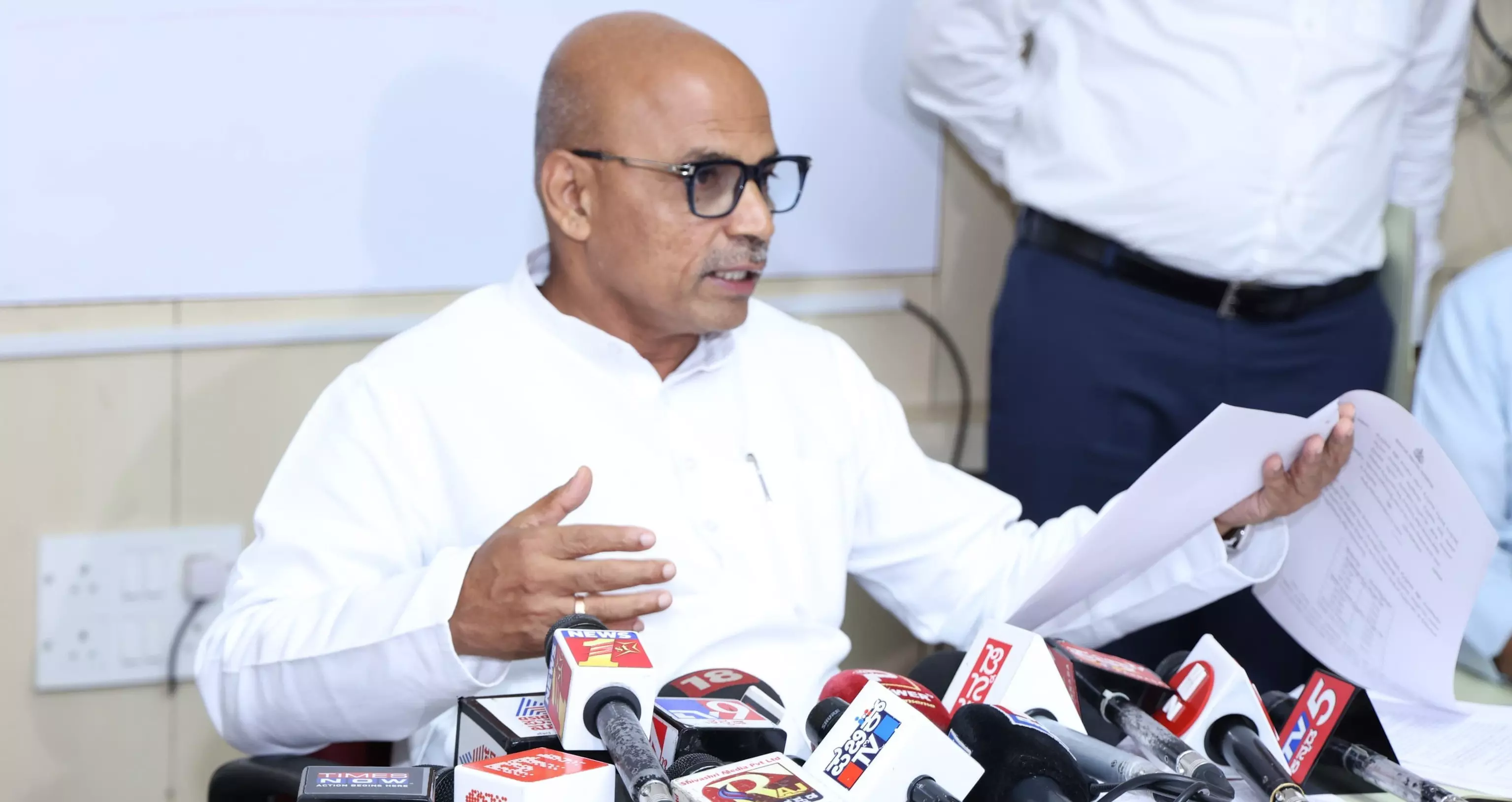 सरकारी अस्पतालों में माता-पिता को छोड़ने वाले बच्चों को दी गई संपत्ति का हस्तांतरण रद्द किया जाए: मंत्री शरण सरकारी अस्पतालों में माता-पिता को छोड़ने वाले बच्चों को दी गई संपत्ति का हस्तांतरण रद्द किया जाए: मंत्री शरण