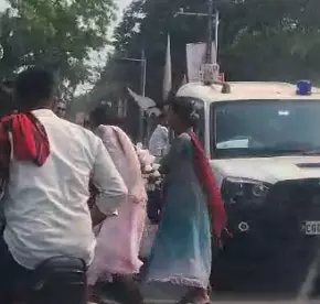 रायपुर में किन्नरों ने सरेआम युवक को पीटा, वीडियो वायरल रायपुर में किन्नरों ने सरेआम युवक को पीटा, वीडियो वायरल