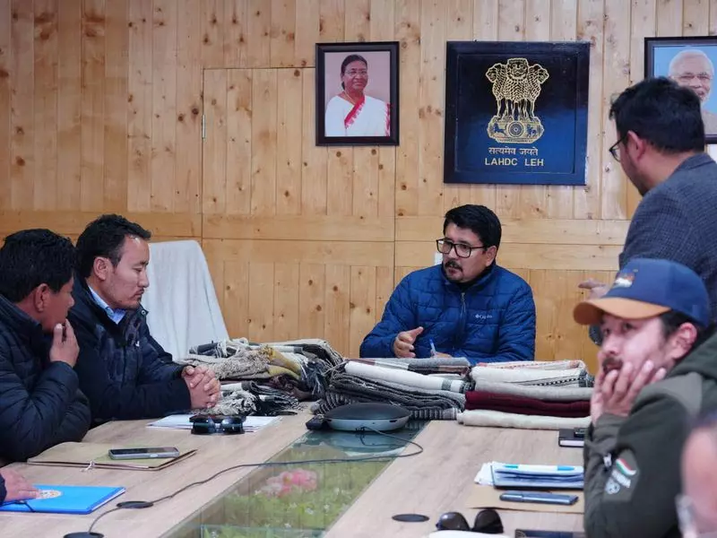 Leh हिल काउंसिल के अध्यक्ष ने चांगथांग में आजीविका पहल की समीक्षा की Leh हिल काउंसिल के अध्यक्ष ने चांगथांग में आजीविका पहल की समीक्षा की