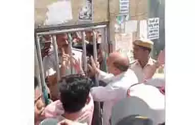 खाटू श्याम जी मंदिर में VIP दर्शन का घोटाला! अर्जुन पंचारिया सिंधू ने खुद के कैमरे से किया बड़ा खुलासा खाटू श्याम जी मंदिर में VIP दर्शन का घोटाला! अर्जुन पंचारिया सिंधू ने खुद के कैमरे से किया बड़ा खुलासा